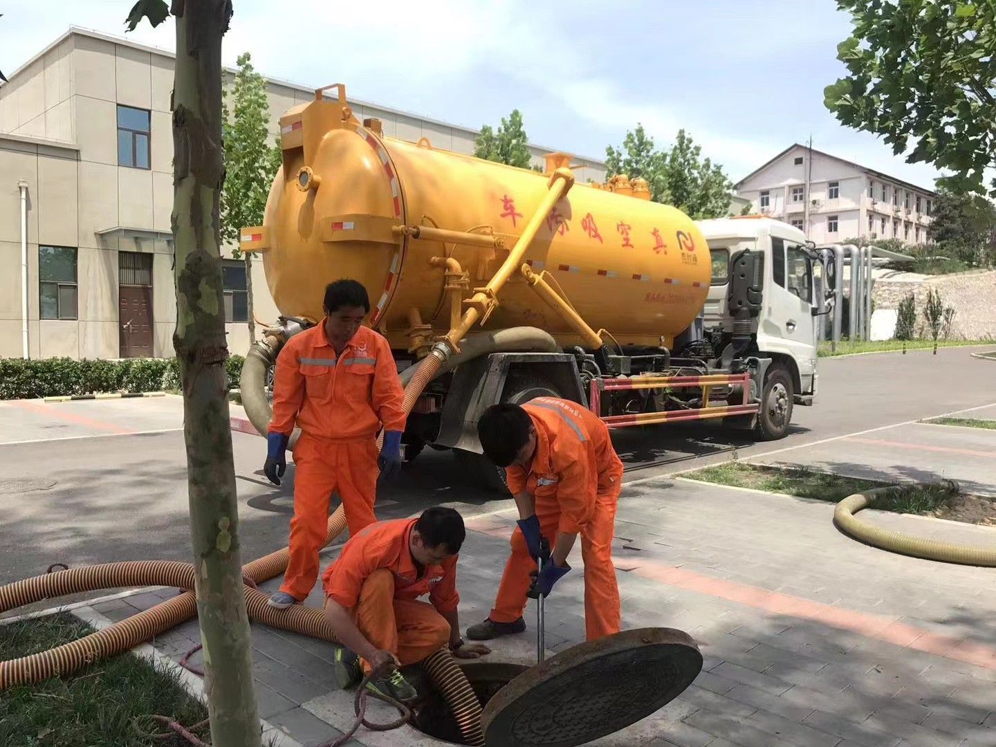 聂荣管道疏通车停在窨井附近