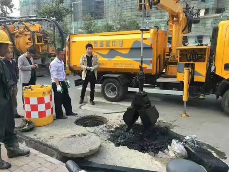 聂荣街道：网格员化身“清道夫”，为民解忧疏通“堵心”化粪池