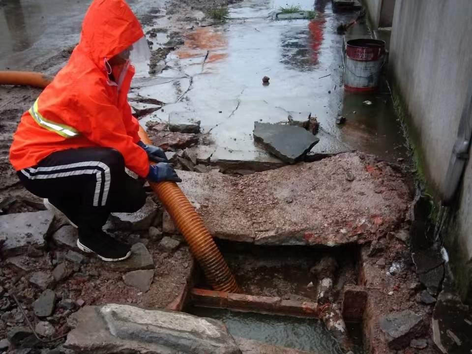 聂荣专业清理污水池 炜誉市政以规范流程守护城市 “肠道”