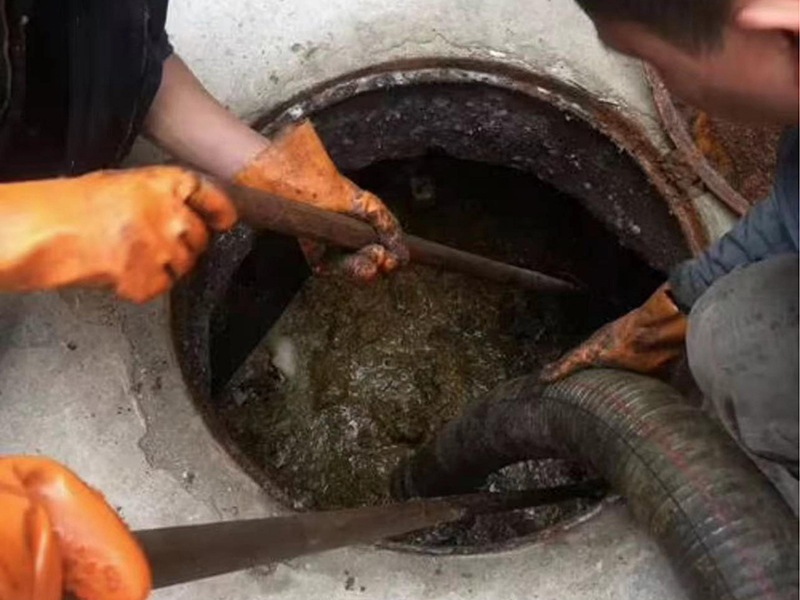 聂荣清理化粪池时如何避免沼气的危害？